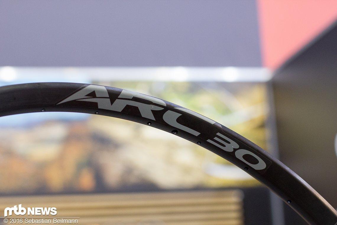 Die ARC Felge wird einzeln erhältlich sein – mit verschiedenen Decals Die ARC Felge wird einzeln erhältlich sein – mit verschiedenen Decals