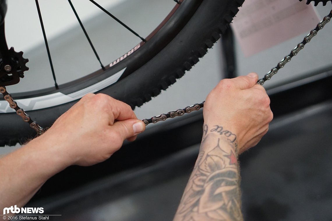 Kettenschloss zunächst von Hand fixieren Kettenschloss zunächst von Hand fixieren