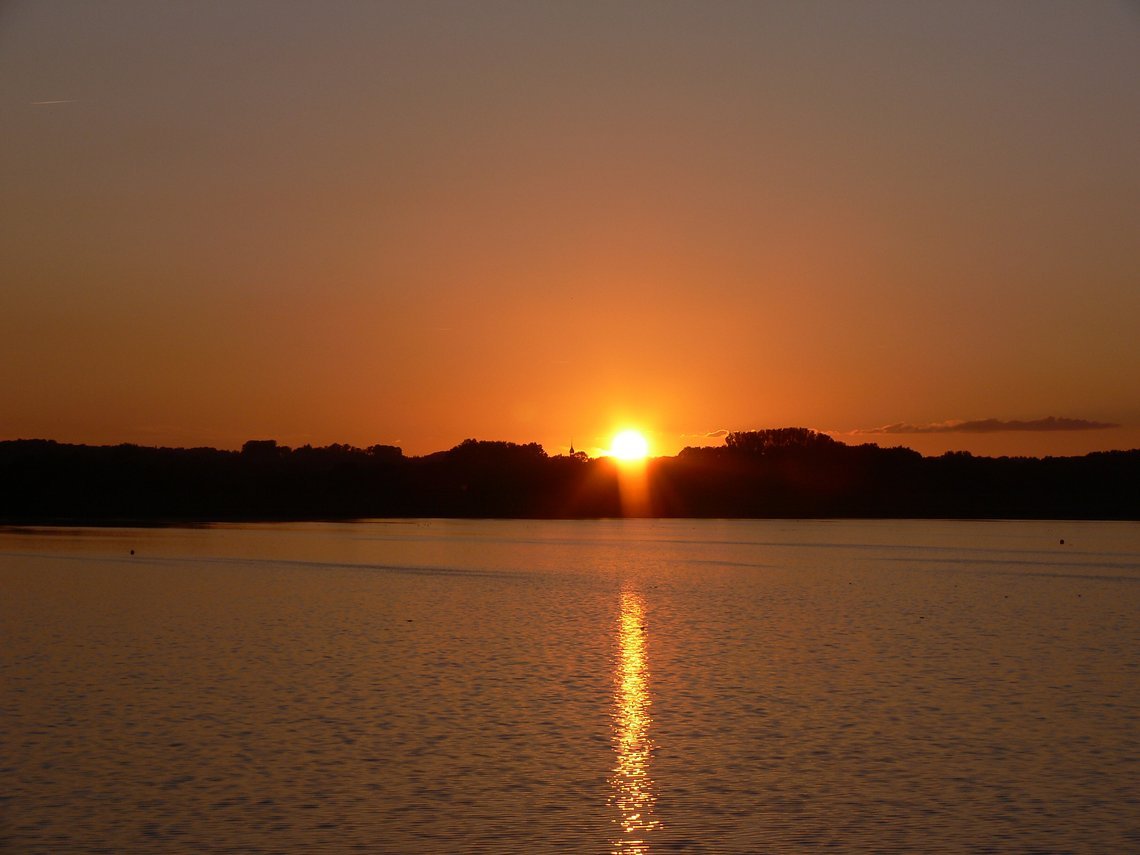 Ein Sonnenuntergang vom feinsten verabschiedet uns in die Nacht. Ein Sonnenuntergang vom feinsten verabschiedet uns in die Nacht.