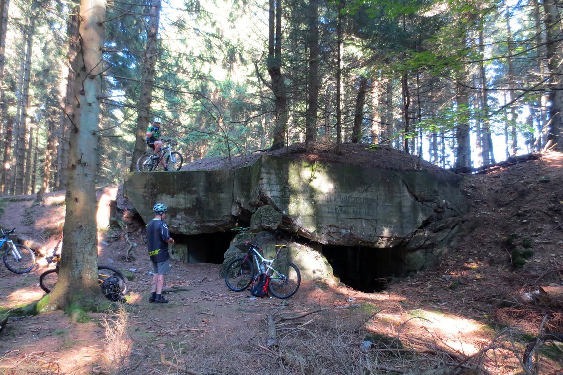 Bunker 105, Regelbautyp 26, ein Doppel-MG-Schartenstand auf dem Peterberg. Man erkennt ganz deutlich die beiden MG Schießstände. Bunker 105, Regelbautyp 26, ein Doppel-MG-Schartenstand auf dem Peterberg. Man erkennt ganz deutlich die beiden MG Schießstände.