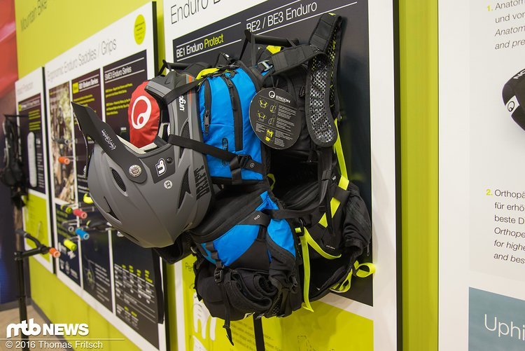 Der Vollvisierhelm lässt sich leicht am Protektor-Rucksack fixieren Der Vollvisierhelm lässt sich leicht am Protektor-Rucksack fixieren