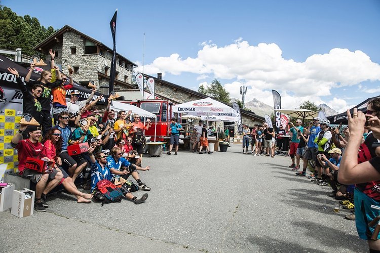 Glückliche Teilnehmer und Sieger bei den Rocky Mountain Trail Games Glückliche Teilnehmer und Sieger bei den Rocky Mountain Trail Games