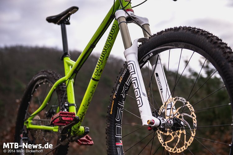 Unser Testbike verfügt über eine aktuelle Shimano M615 Scheibenbremsanlage Unser Testbike verfügt über eine aktuelle Shimano M615 Scheibenbremsanlage